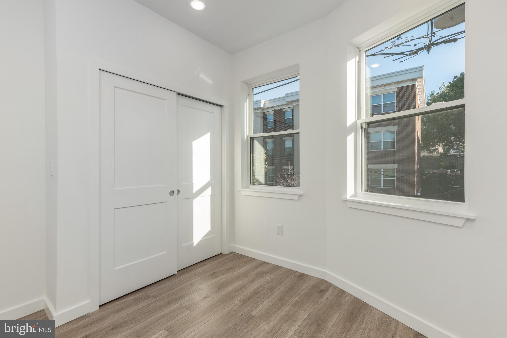 UNIVERSITY CITY - Commercial Sale