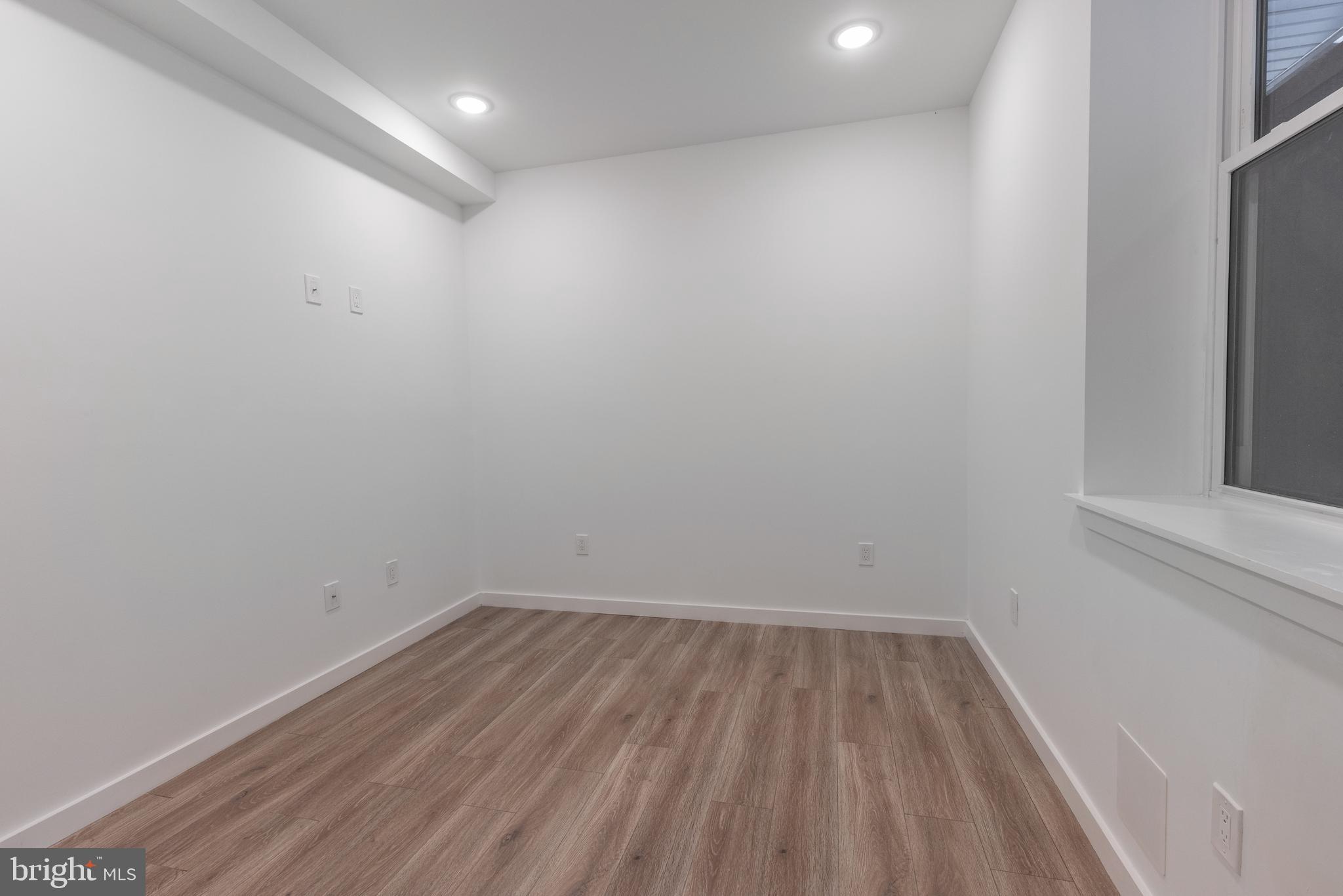 UNIVERSITY CITY - Commercial Sale