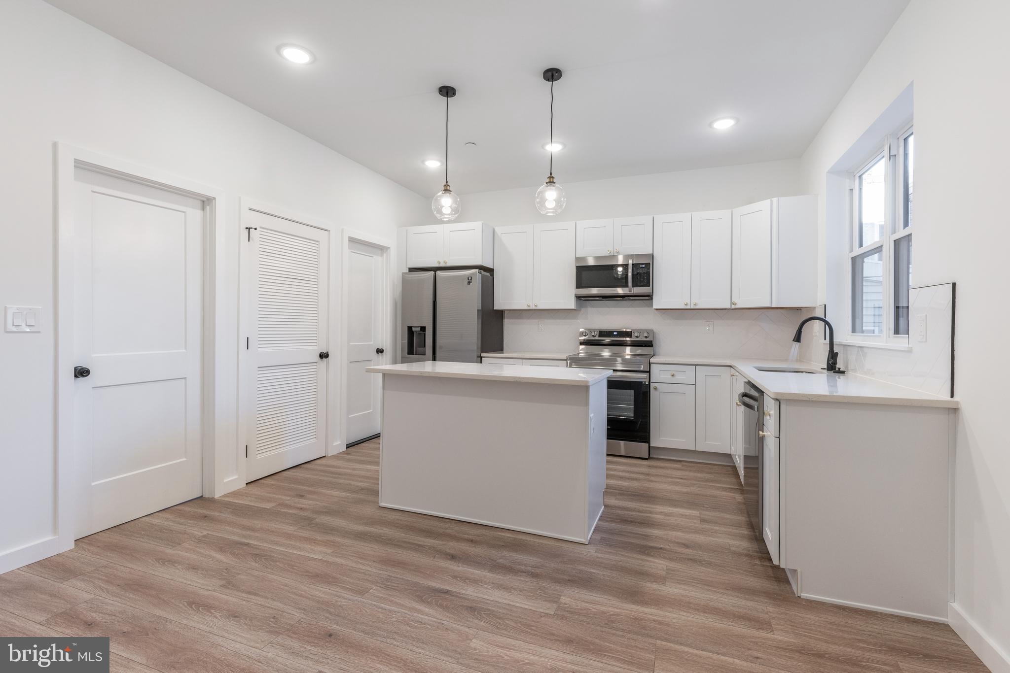 UNIVERSITY CITY - Commercial Sale