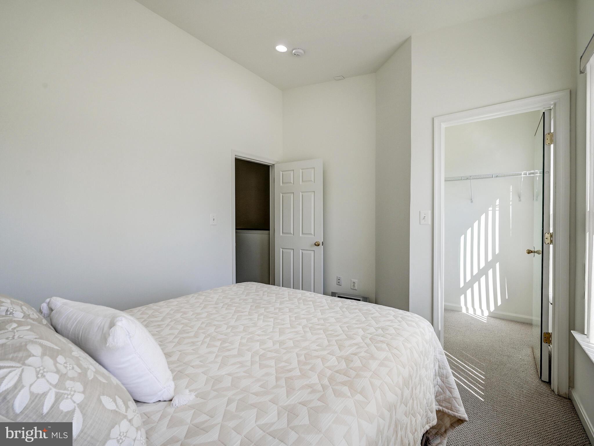 ALBEMARLE SQUARE - Residential