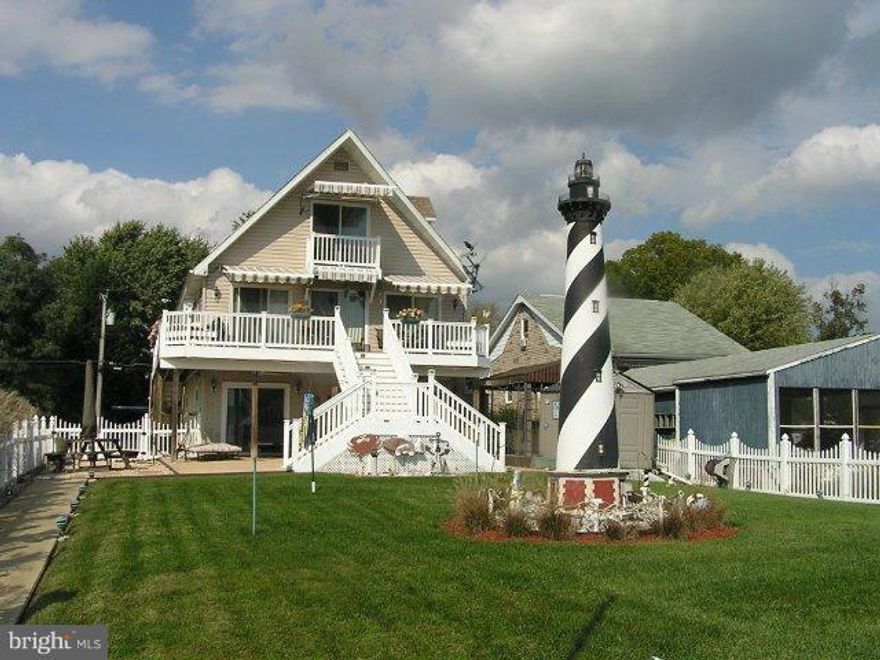 BREATHTAKING WATERFRONT VIEWS IN THIS OPEN FLOOR PLAN! MOVE IN READY WATERFRONT HOME HAS MAGNIFICIENT WATER VIEWS FROM LR, DR, KIT. SOLAR PANELS ELIMINATE UTILITY BILLS SAVE MONEY. GRANITE & CERAMIC COUNTERTOPS. MAINTENANCE FREE WRAP AROUND TREX DECK. FAMILY ORIENTED NEIGHBORHOOD WITH GREAT LANDSCAPING. ADJACENT NONBUILDABLE LOT WITH BEACH AND BOAT RAMP. PRICED FOR QUICK SALE. MUST SEE!