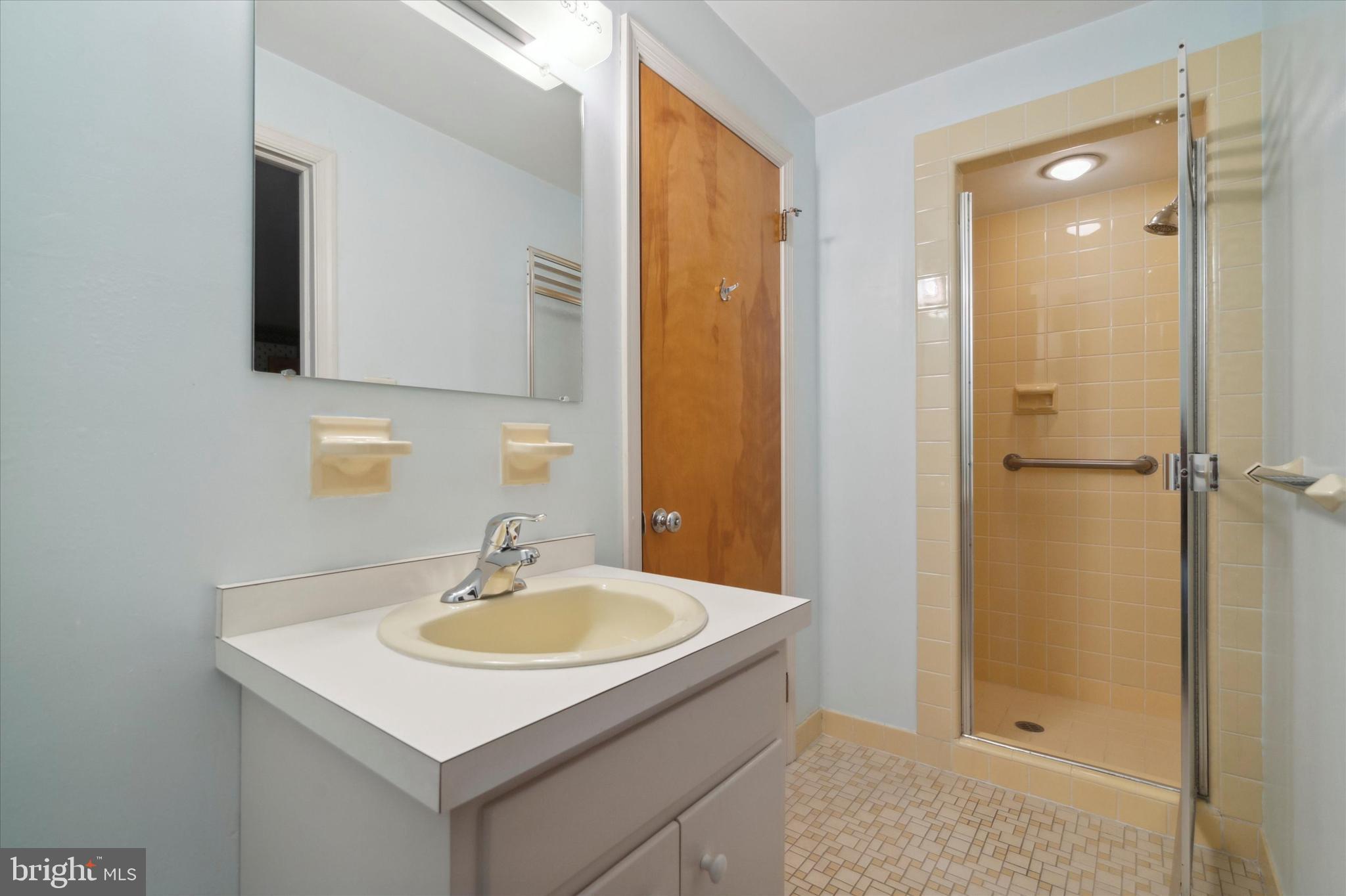 GLADWYNE - Residential