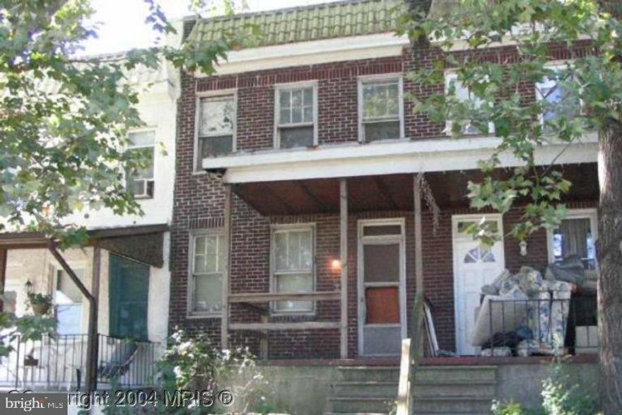 This street is tucked away on it's own little "island" within the city. Lots of exciting development happening right near this home and in the neighborhood!  House has it's own PARKING PAD! EZ I-295 access for commuting. Close to Middle Branch park, Port Covington and Light Rail.  See what's emerging in Westport!