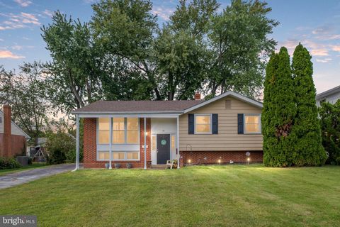 Photo of 134 Meadowood Drive, NEWARK, DE 19711 (MLS # DENC2089946)