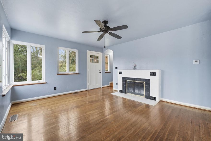 2030 N Quinn. St 1895 Sq Ft. Garage and driveway parking and plenty of street parking. 

Spacious 5-bedroom, 3-bath single-family home in one of the best locations in Arlington! Three levels, tons of natural light and windows, and plenty of room for families, students, professionals, or roommate groups. There is lovely outdoor space for coffee or bbq and you can also enjoy the Rosslyn skyline view from the balcony.

 Highlights -