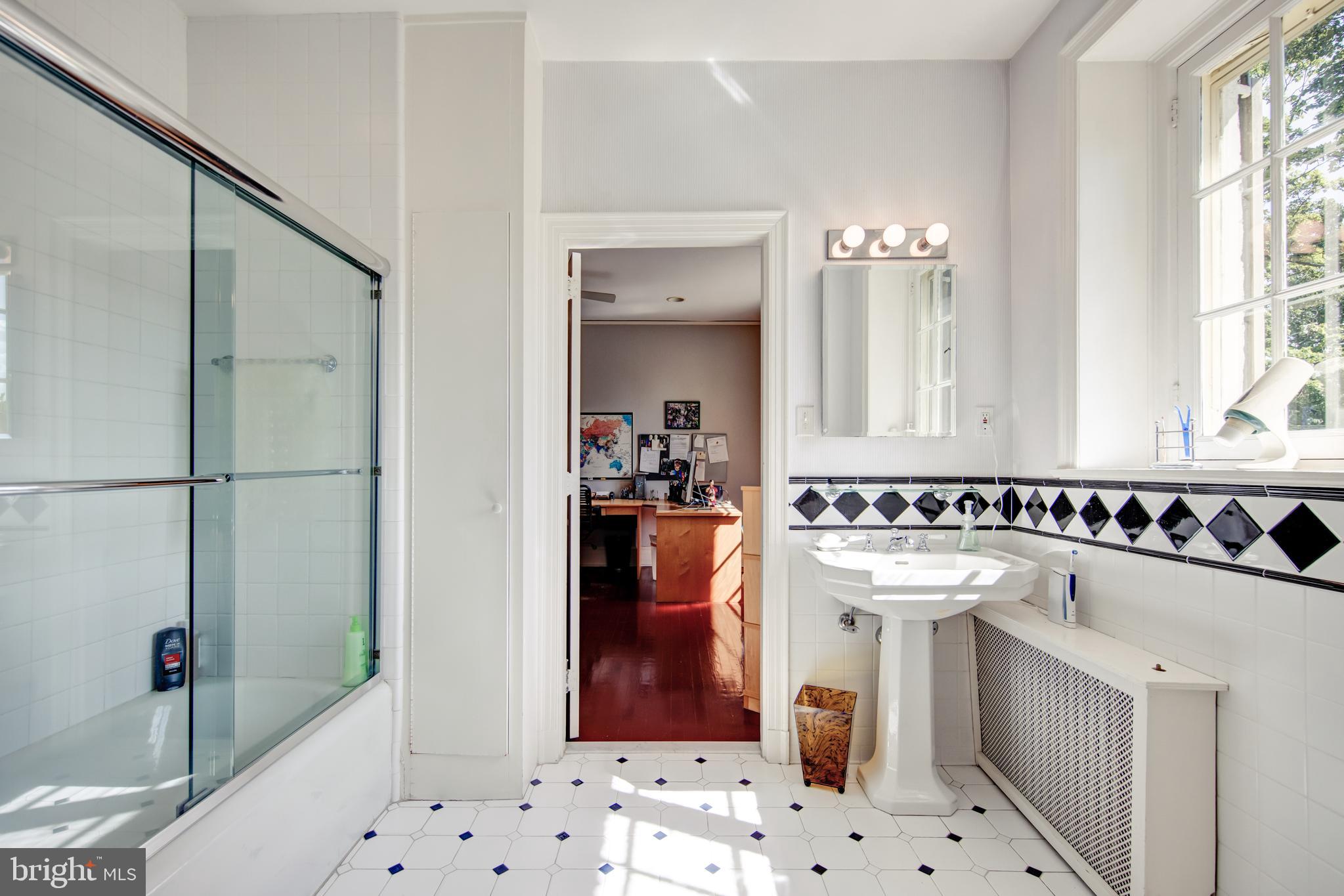 CHESTNUT HILL - Residential