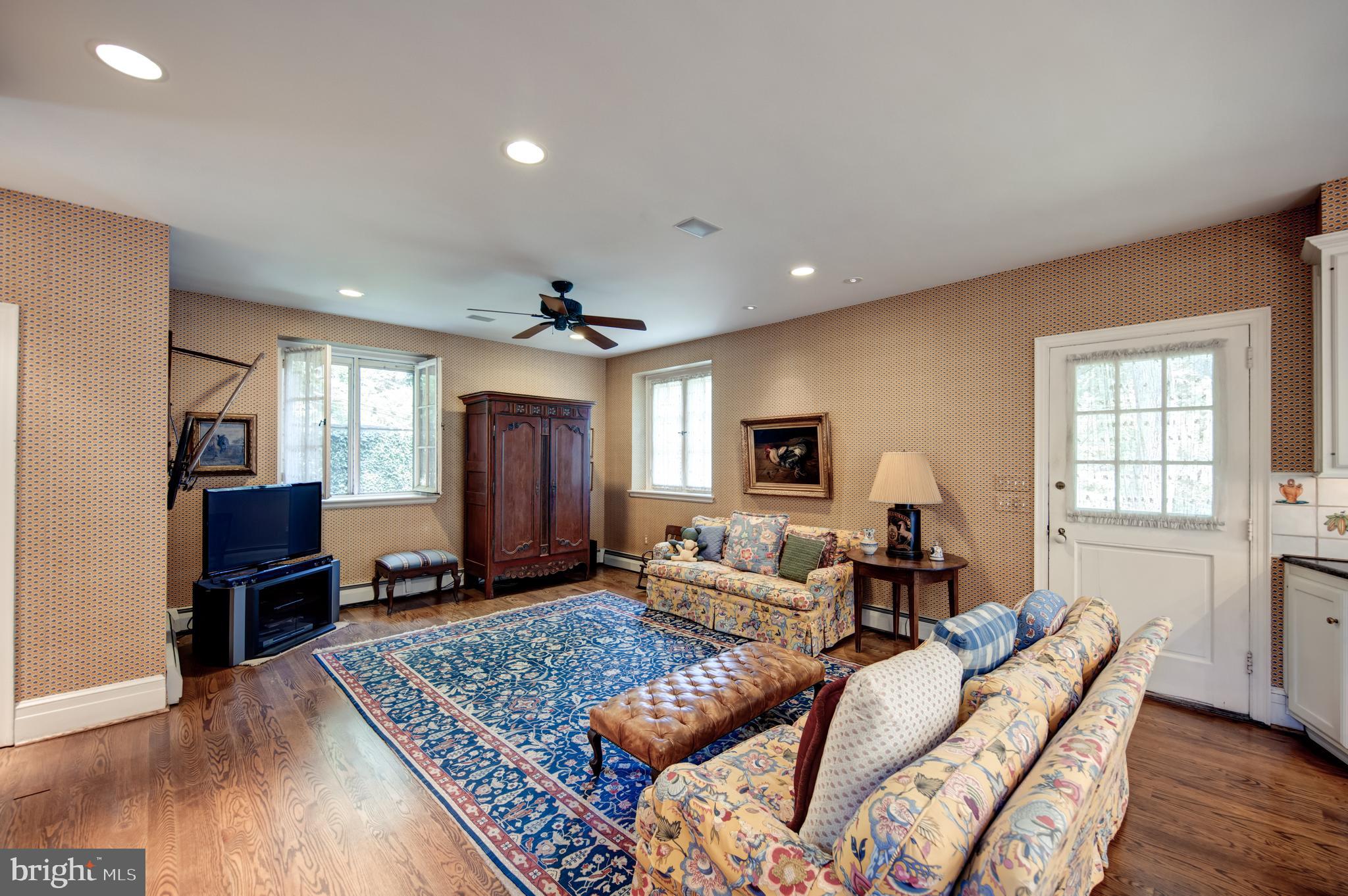 CHESTNUT HILL - Residential