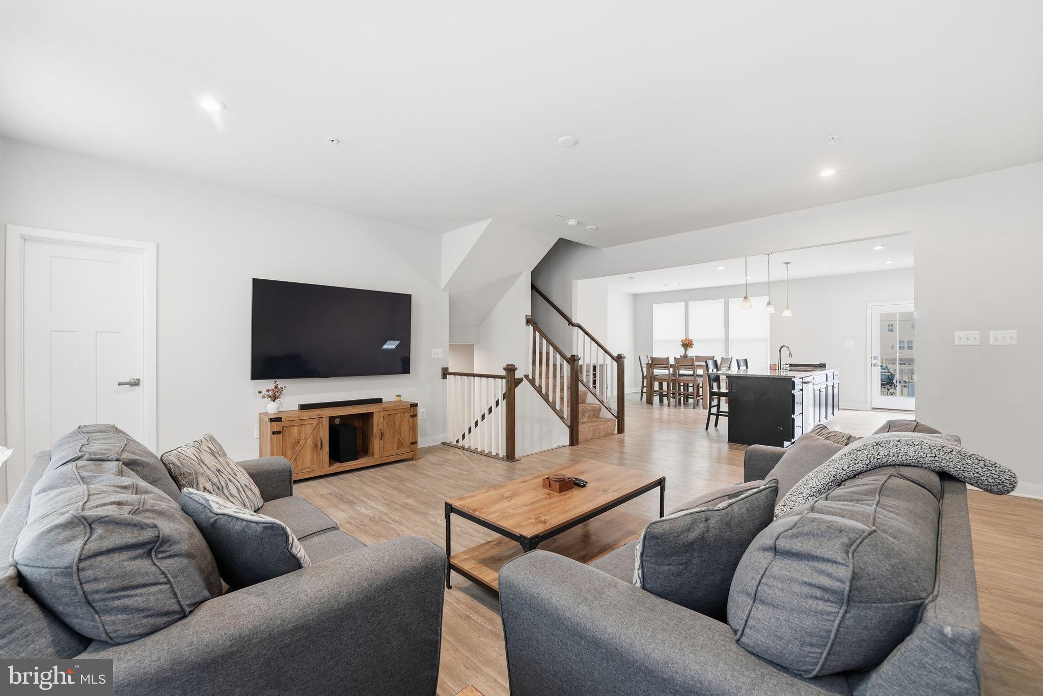 WESTCHESTER SQUARE - Residential