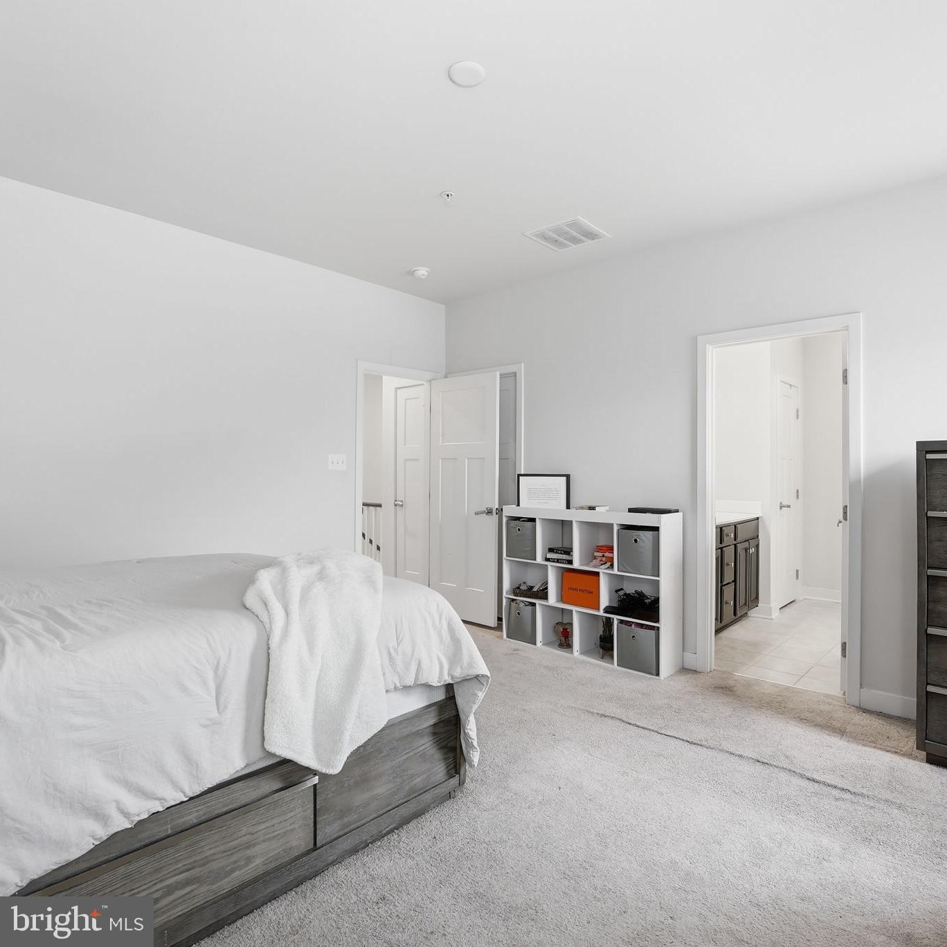 WESTCHESTER SQUARE - Residential