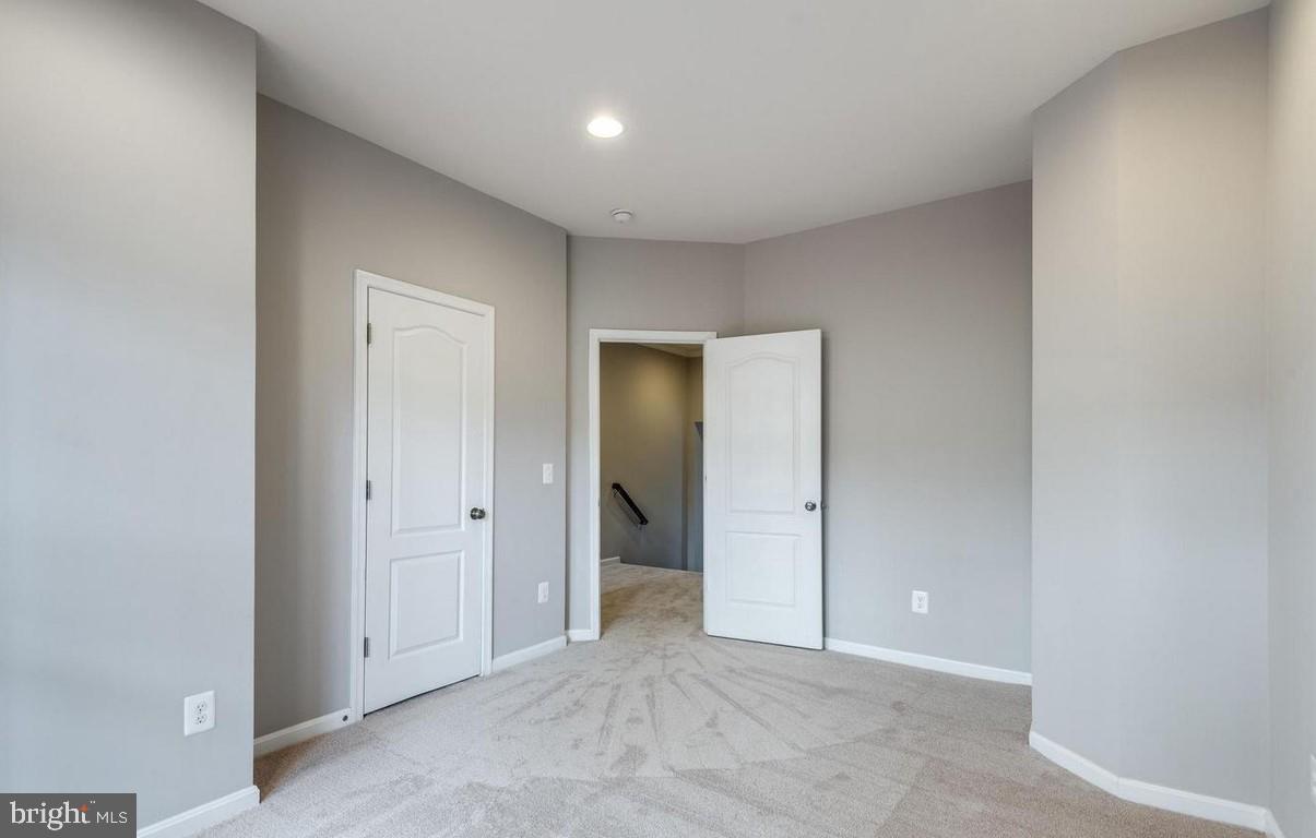 SIGNATURE AT BROADLANDS - Residential Lease