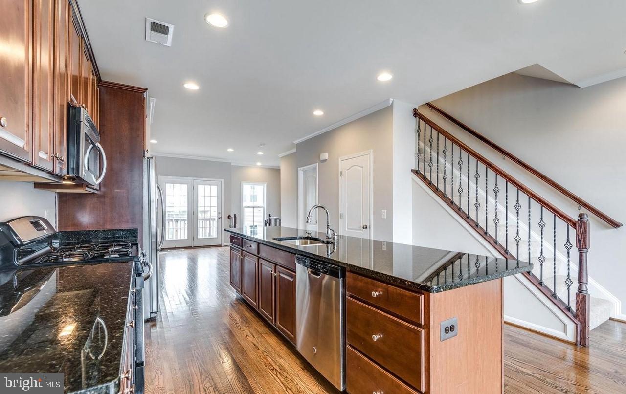 SIGNATURE AT BROADLANDS - Residential Lease