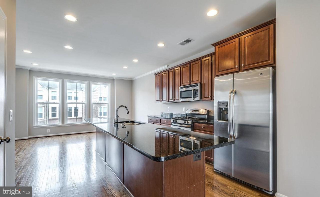 SIGNATURE AT BROADLANDS - Residential Lease