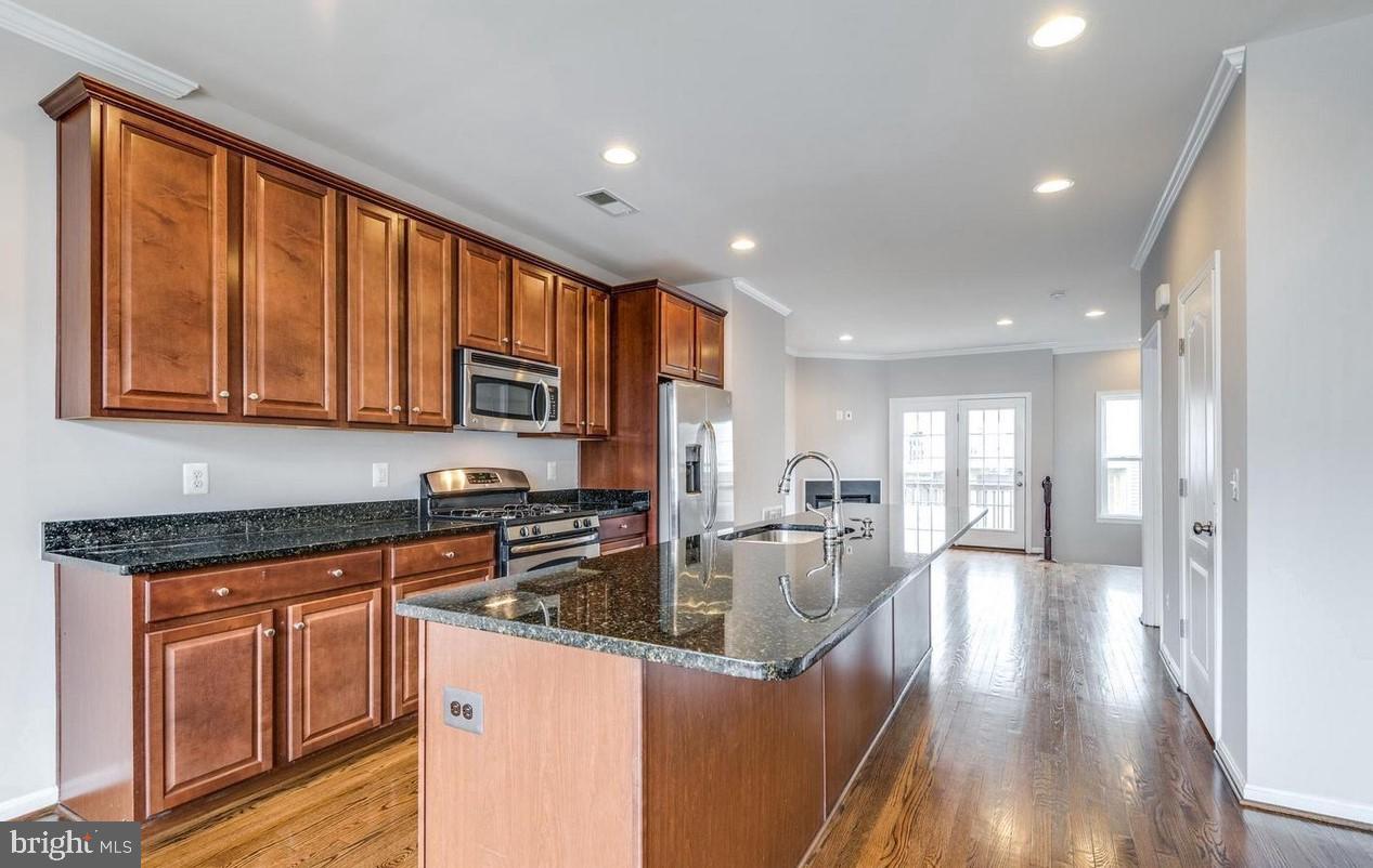 SIGNATURE AT BROADLANDS - Residential Lease