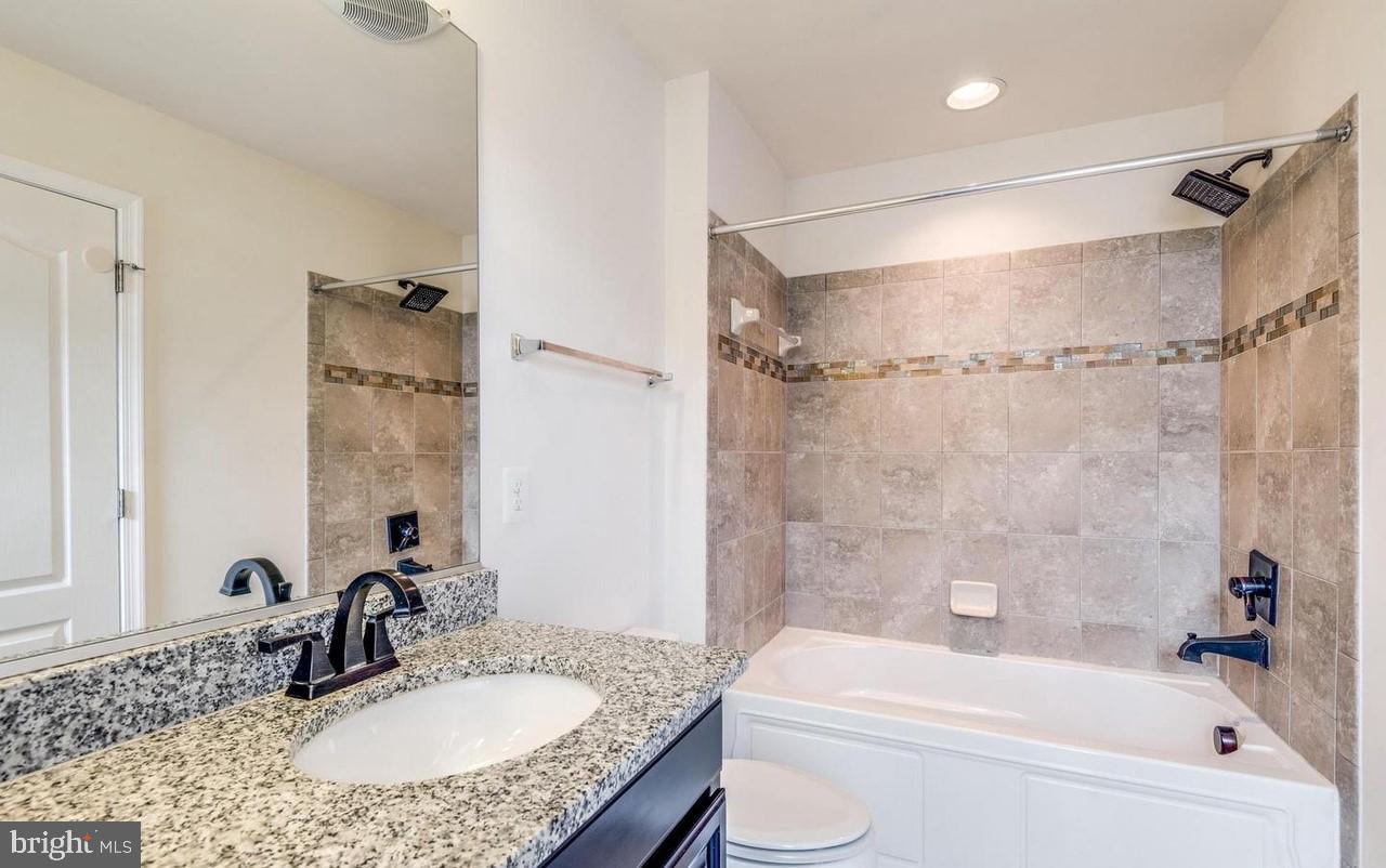 SIGNATURE AT BROADLANDS - Residential Lease