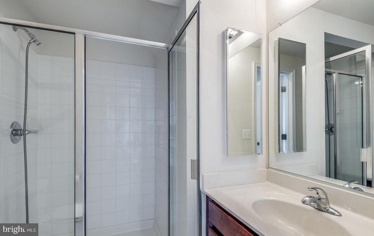 SIGNATURE AT BROADLANDS - Residential Lease