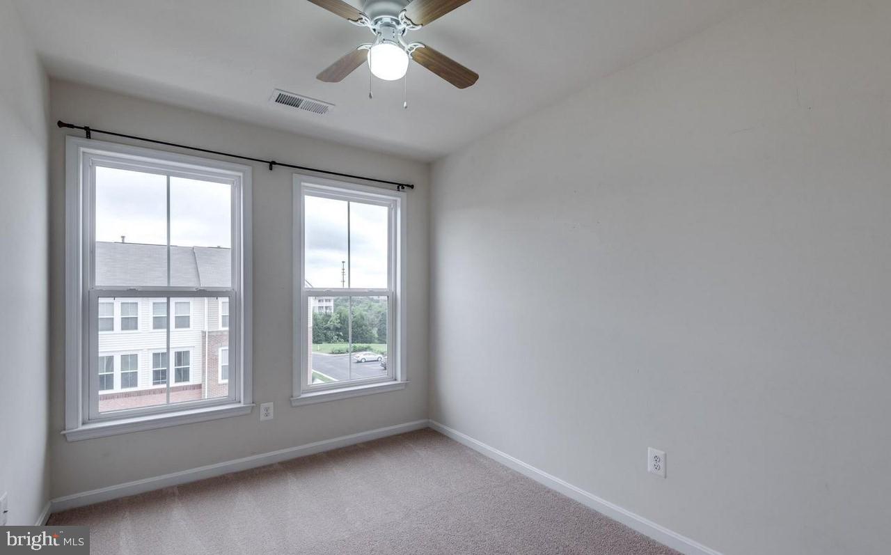 SIGNATURE AT BROADLANDS - Residential Lease