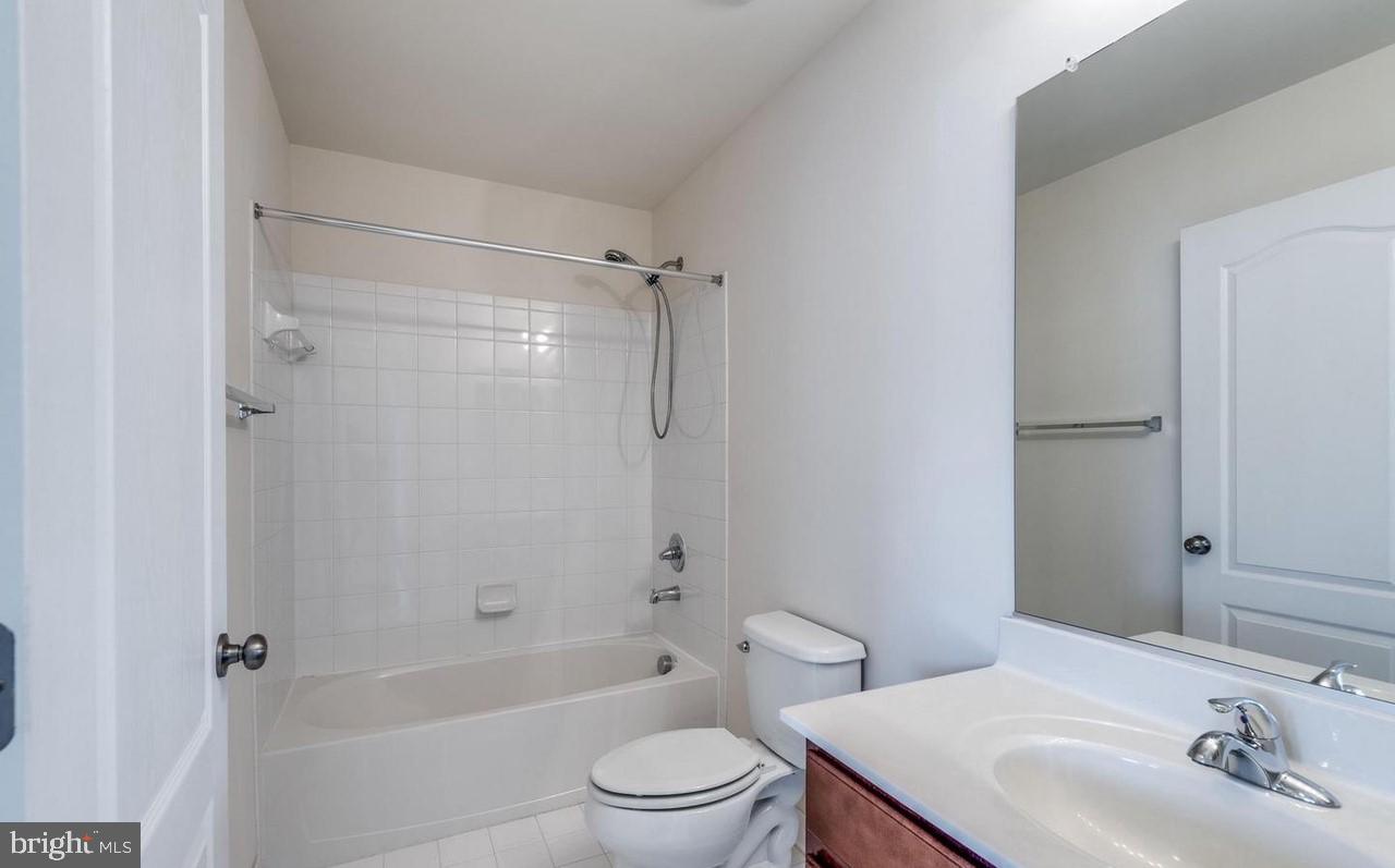 SIGNATURE AT BROADLANDS - Residential Lease