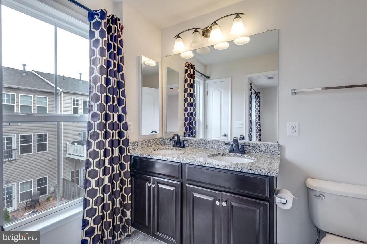 SIGNATURE AT BROADLANDS - Residential Lease