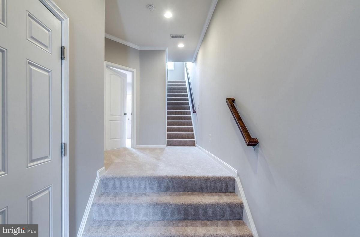 SIGNATURE AT BROADLANDS - Residential Lease