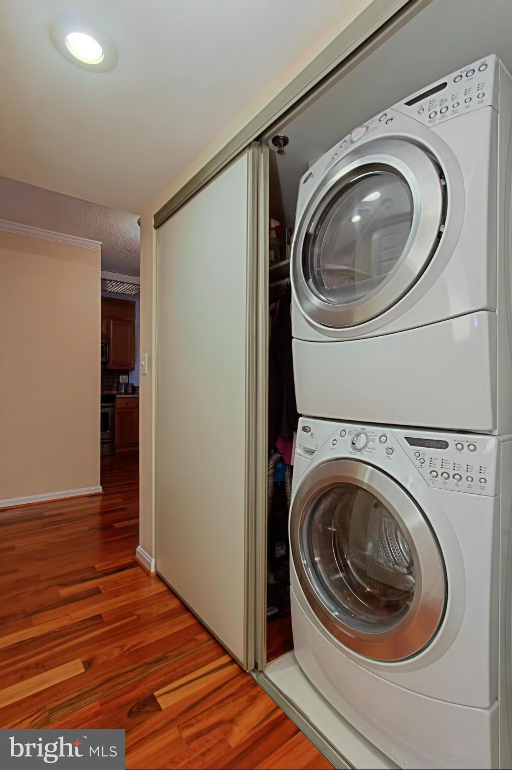 CARLYLE TOWERS - Residential