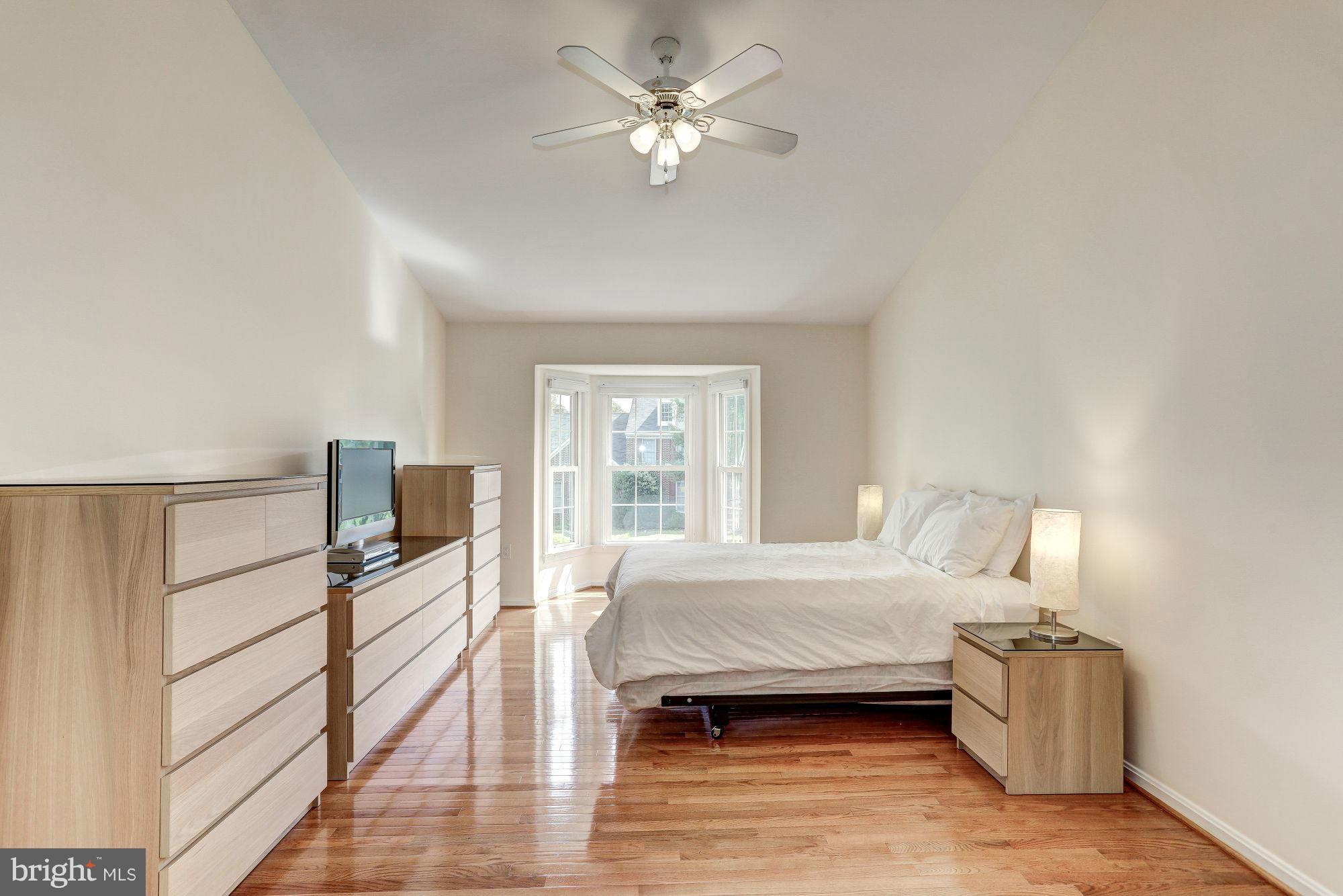 FOUR SEASONS - Residential