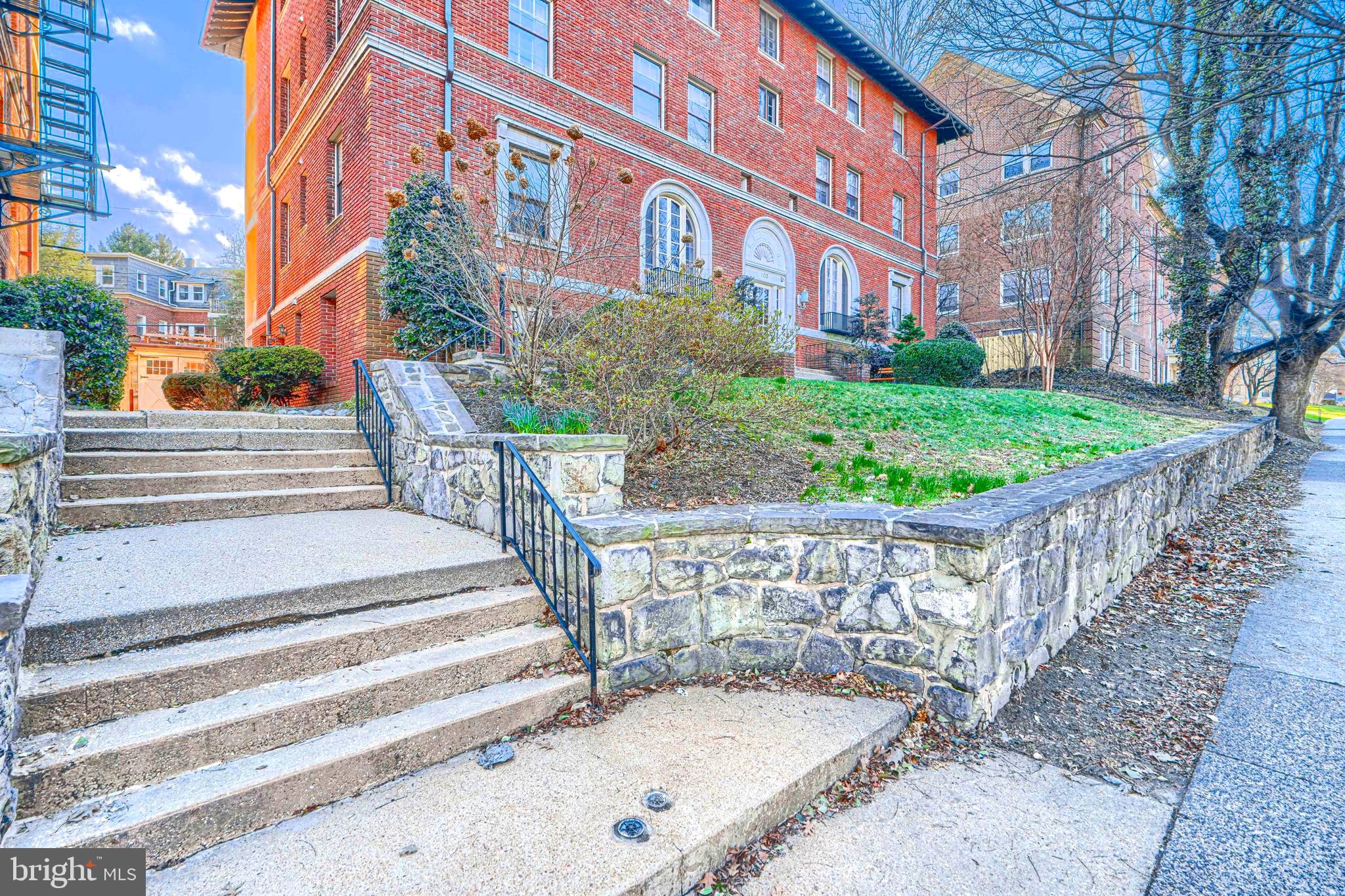 ROLAND PARK - Residential