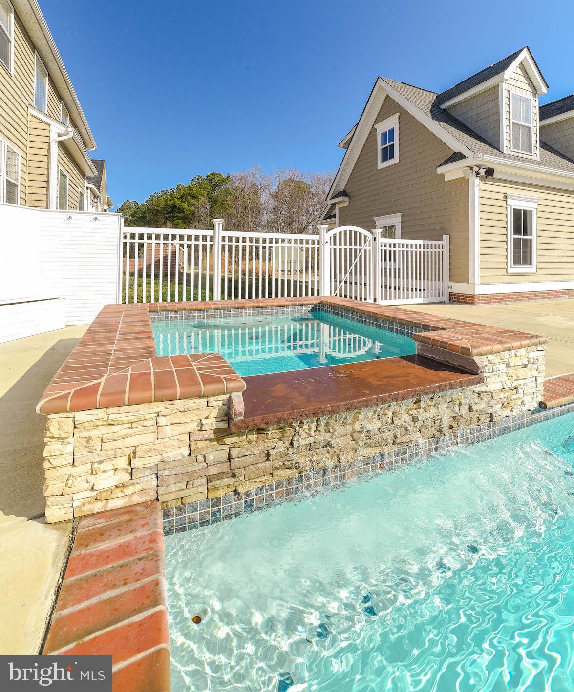 LIGHTHOUSE COMMONS - Residential