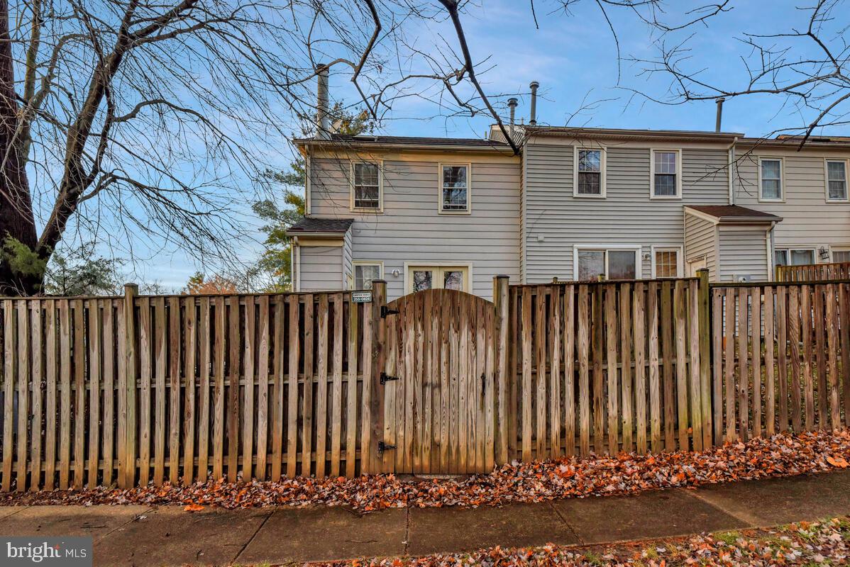 SARATOGA TOWNHOUSES - Residential