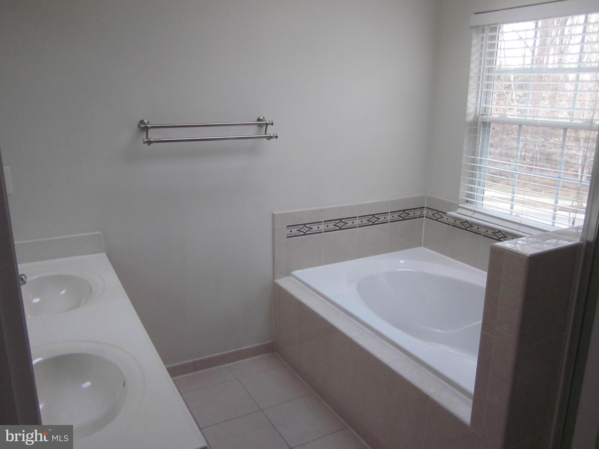 COLLEGE PARKWAY PLACE - Residential Lease