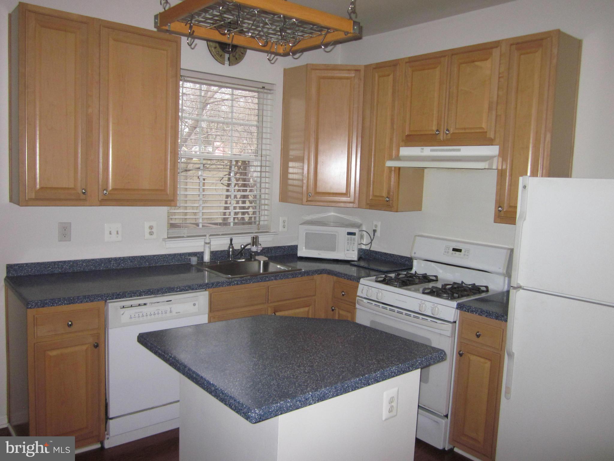 COLLEGE PARKWAY PLACE - Residential Lease