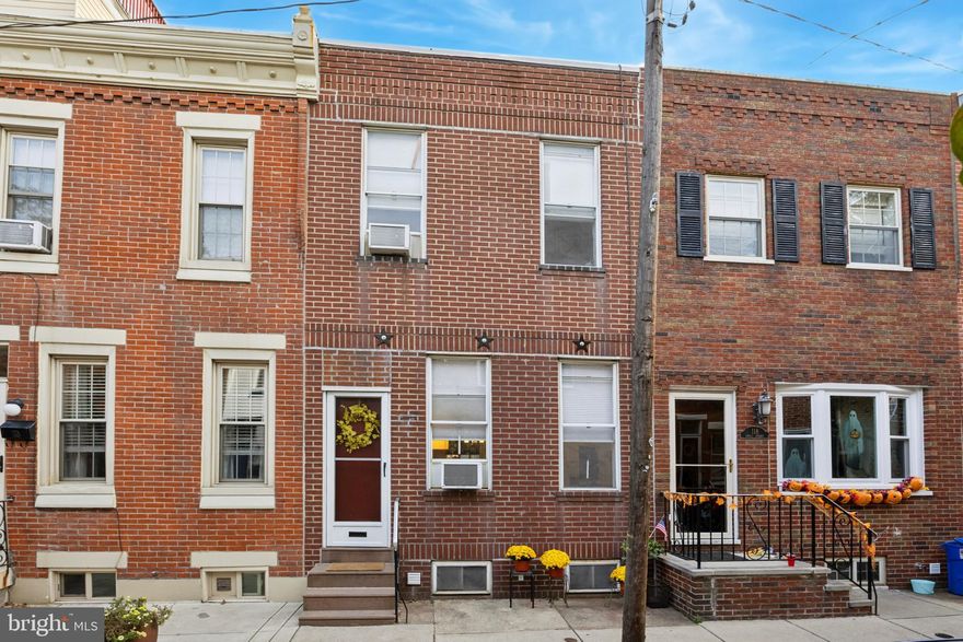 Location, Location, Location.    One of Pennsport's finest blocks.  Solid two bedroom, one bath home with updated mechanicals.    Perfect home for first time buyers or buyers looking to down size.  
 Great home on great block.