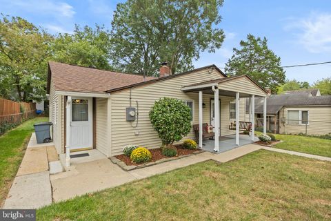 Photo of 4 Russell Road, CABIN JOHN, MD 20818 (MLS # MDMC2205692) Photo of 4 Russell Road, CABIN JOHN, MD 20818 (MLS # MDMC2205692)