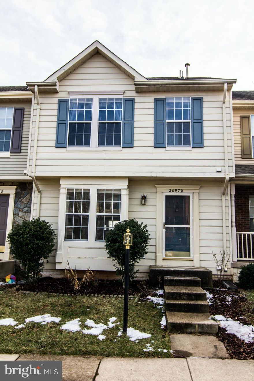 3 BR/3.5 STANTON MODEL W/COUNTRY KITCHEN ENTIRE WIDTH OF TH W/ RAISED PANEL CABINETS,GAS STOVE,BREAKFAST BAR, HRD FLR ENTRY, LIVING ROOM W/BOX WINDOW, MBR W/VAULTED CEILING, FULL BATH & WI CLOSET, SKYLIGHT IN UL HALL - LOTS OF NATURAL LIGHT, FIN WO LL W/REC ROOM & FULL BATH, DECK OFF KITCHEN. ASHBURN VILLAGE AMENITIES: POOL, REC. CENTER, INDOOR TENNIS, LAKE PRIVILEGES AND MUCH MORE