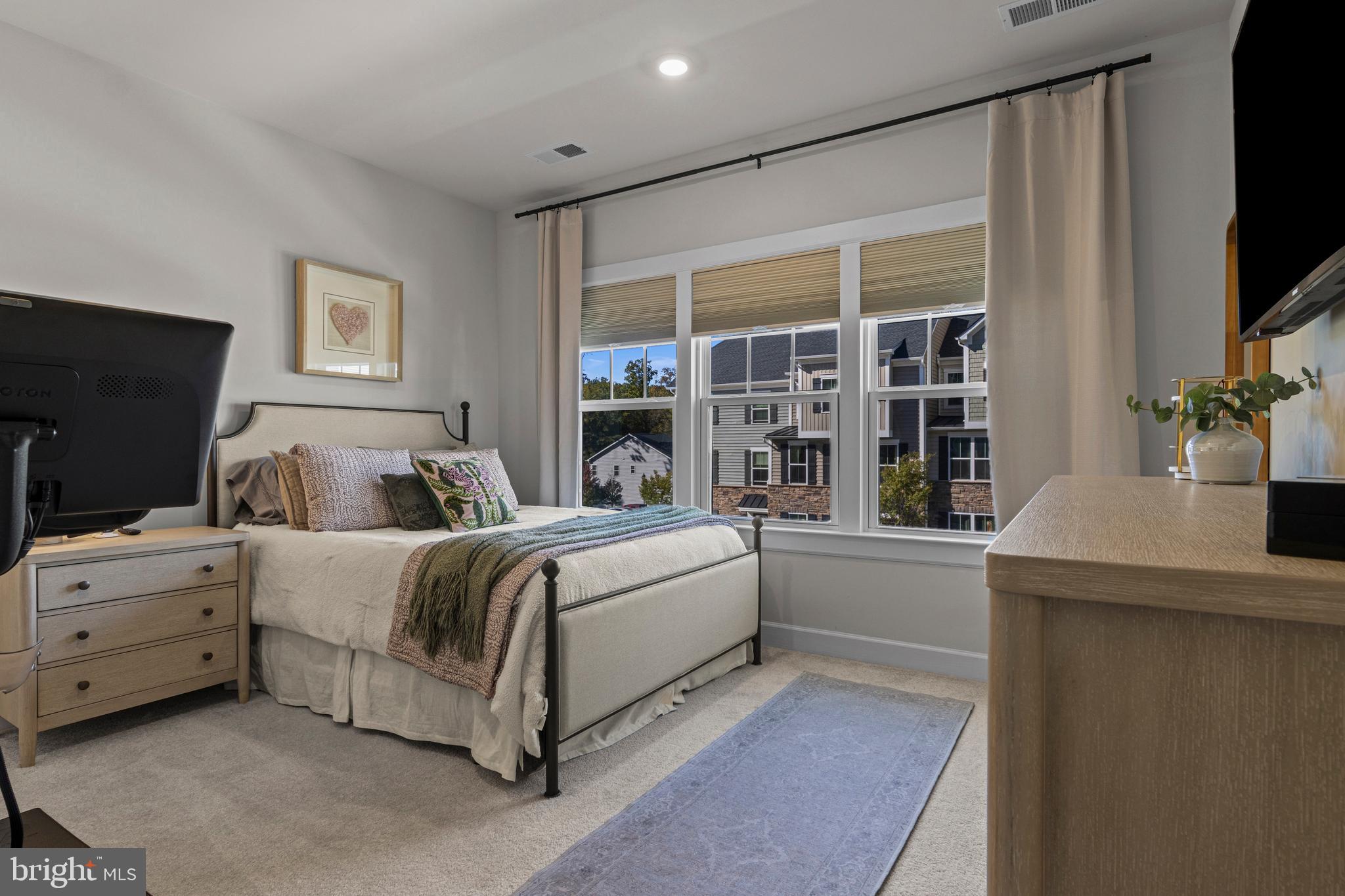 PONDS EDGE - Residential