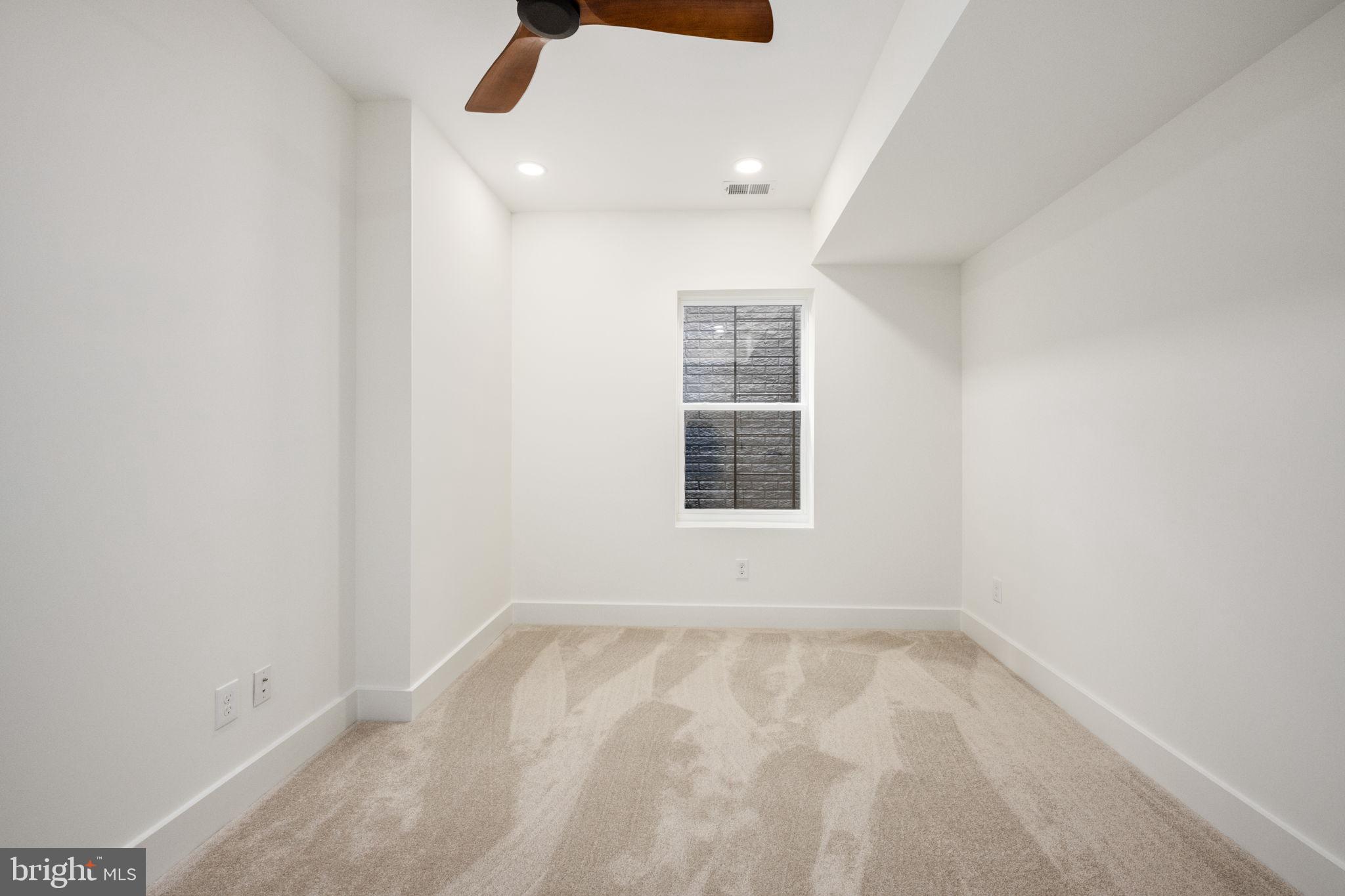 HIGHVIEW PARK - Residential Lease