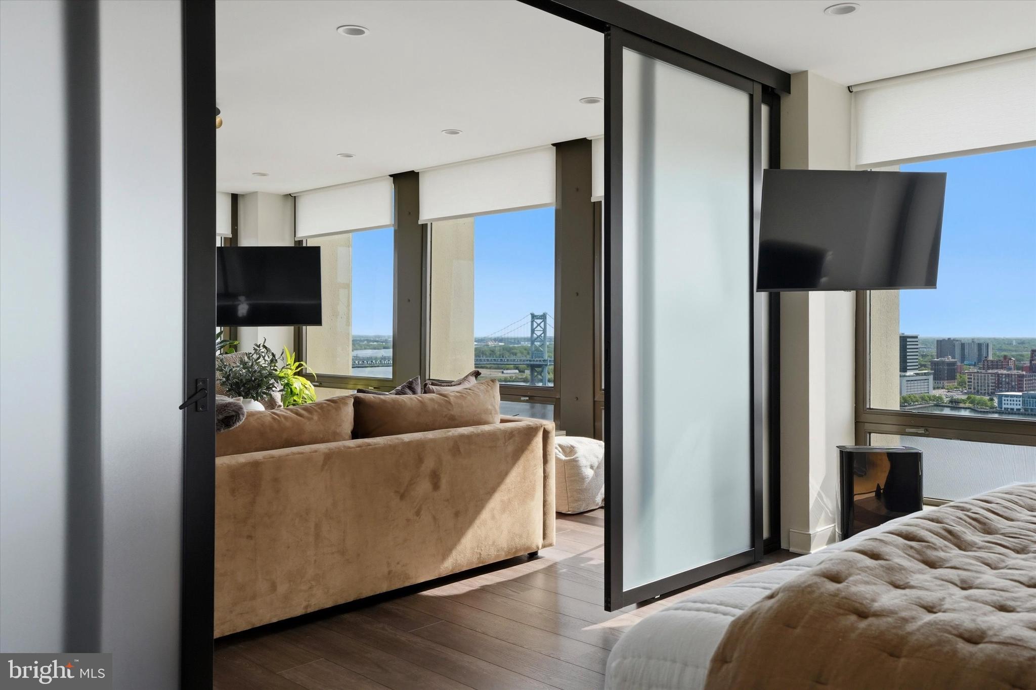 SOCIETY HILL - Residential