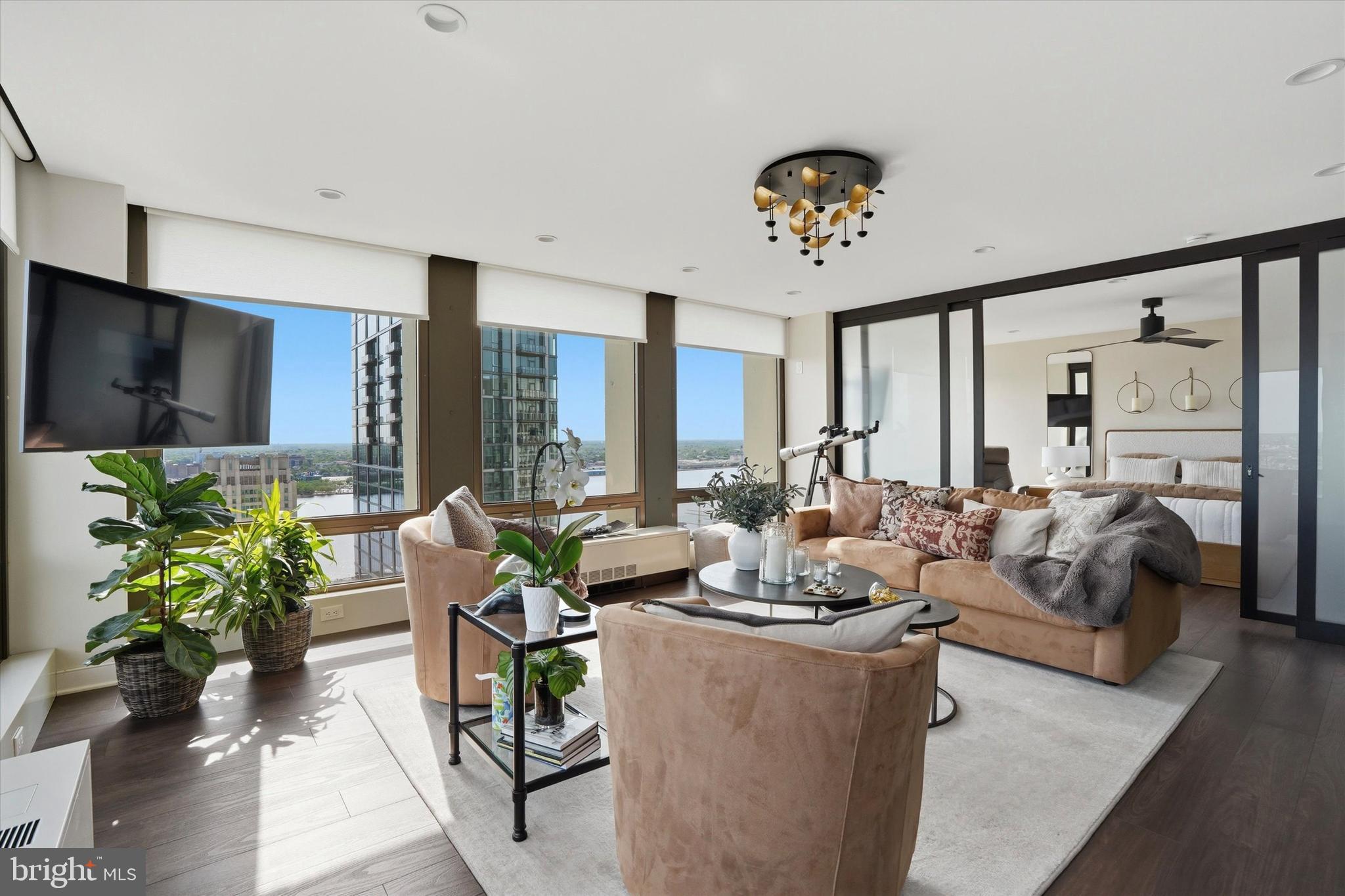 SOCIETY HILL - Residential