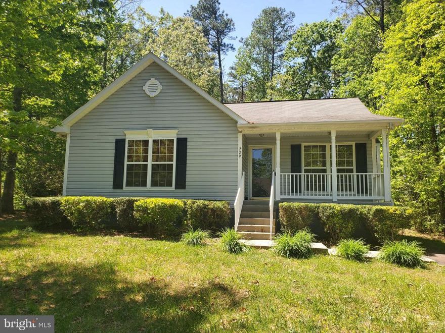 WELCOME HOME!  CHARMING 3 BED 2 BATH RANCH WOOD FLOORS, STAINLESS STEEL APPLIANCES, NEW KITCHEN FLOOR, SINK AND COUNTERTOP,   PAVED DRIVEWAY & MORE LOCATED IN LAKE LAND OR HERITAGE THAT OFFERS: SWIMMING, FISHING, KAYAK, BOATING,  TENNIS, BASKETBALL, ARCHERY, 16 PONDS. CLOSE TO SHOPPING, MEADOW EVENT PARK, STATE FAIR GROUNDS, SASSAFRAS WINERY, PENDLETON GOLF COURSE AND MUCH MORE! PERFECT FOR COMMUTERS NORTH & SOUTH.