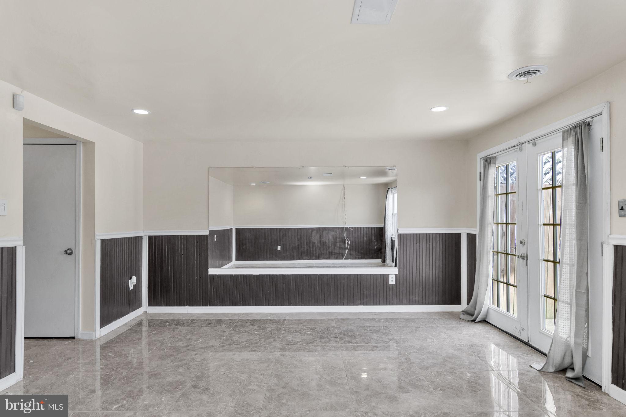 VILLAGE GATE - Residential