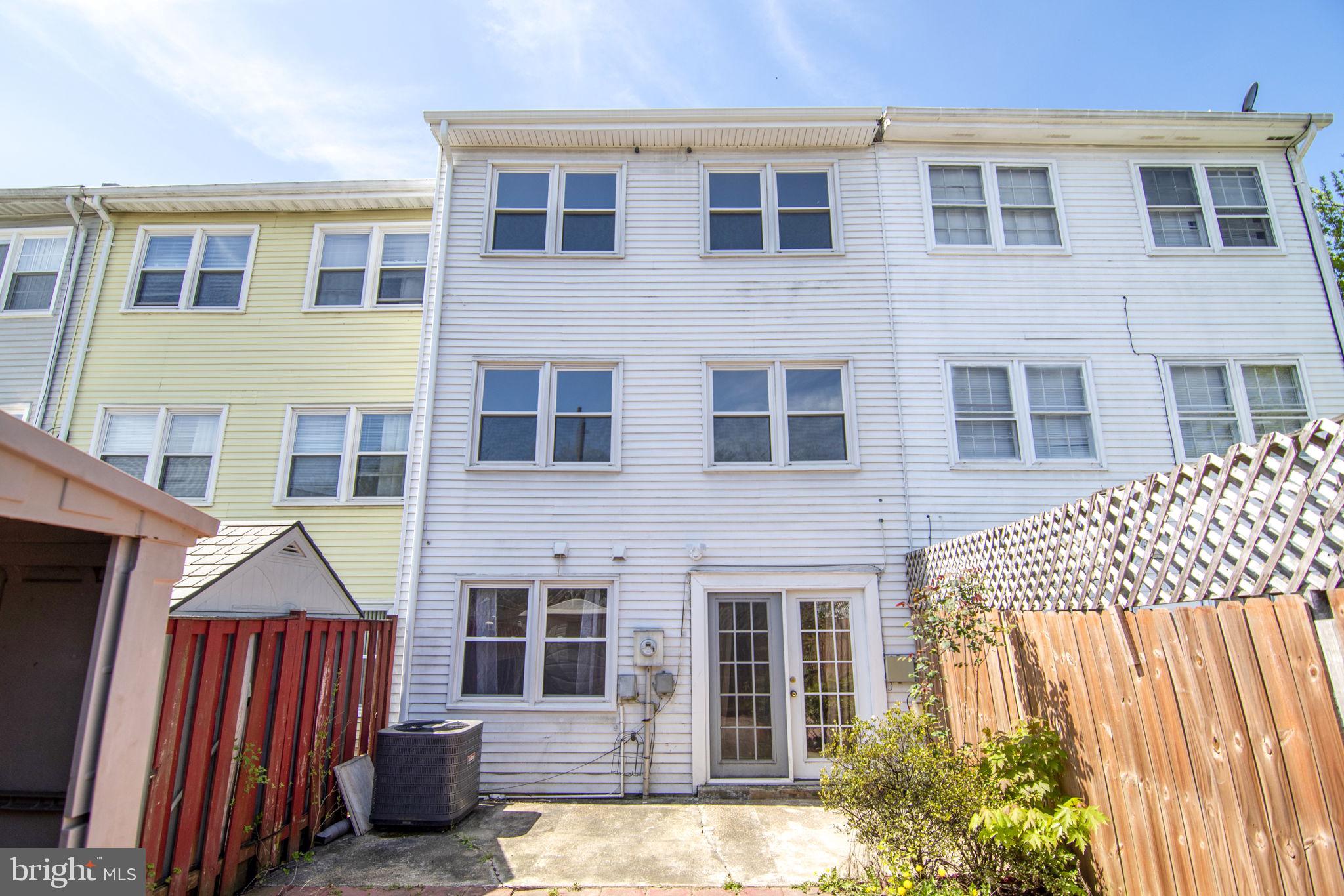 VILLAGE GATE - Residential