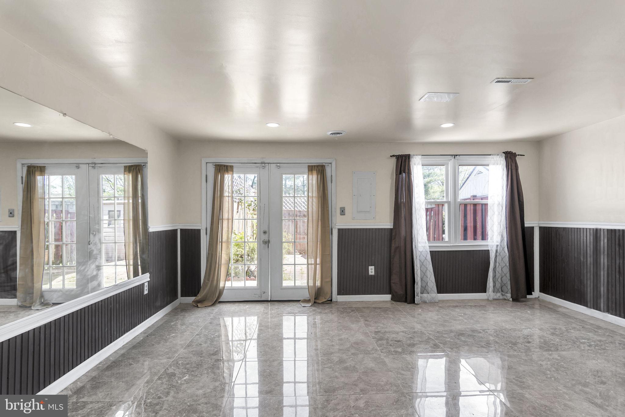 VILLAGE GATE - Residential