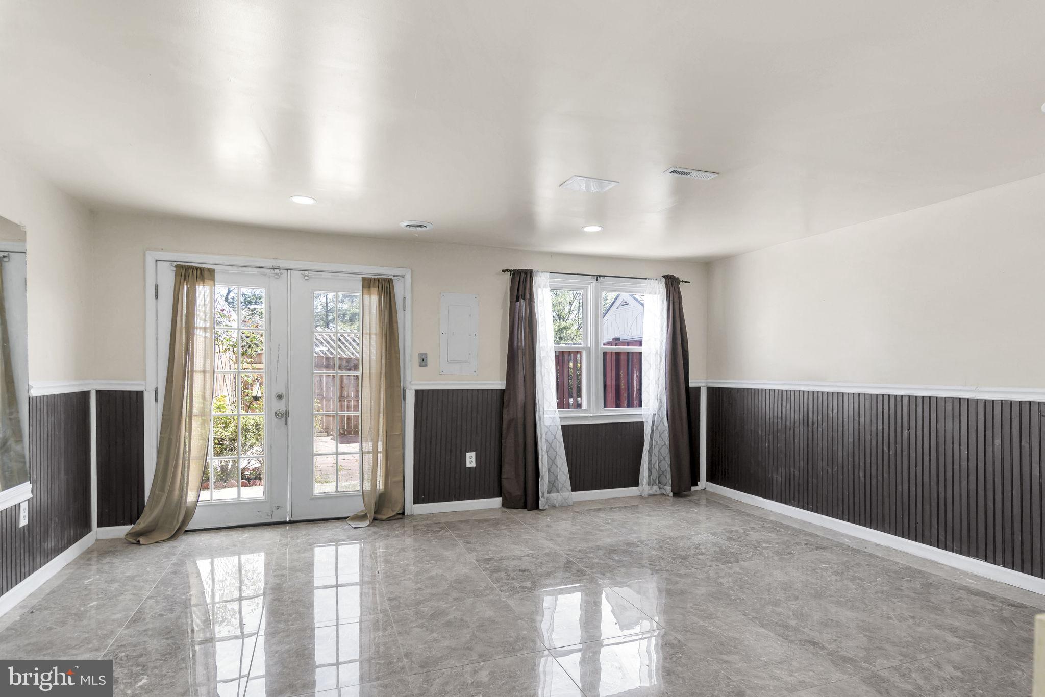 VILLAGE GATE - Residential