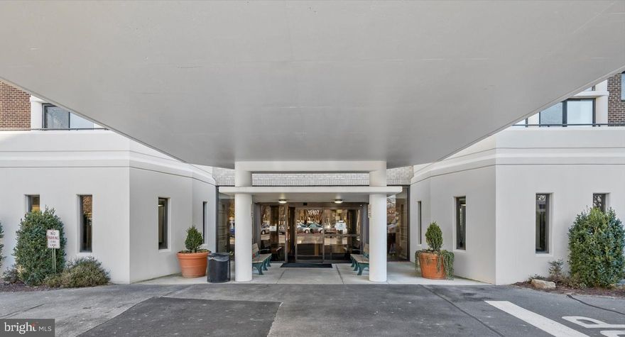 Welcome to this immaculate and spacious, lovingly cared for one bed, one bath condo w/newer paint and laminate flooring! The eat in kitchen has a window that overlooks the golf course, separate laundry room w/ newer washer/dryer, and large living and dining rooms. NEW: light fixtures in kitchen and dining rooms, undermount lighting throughout kitchen, sink and faucets, appliances (and range hood), kitchen drawer pulls, motion detector lights in closets, custom vertical blinds throughout and custom blinds in sunroom! LW offers so many wonderful amenities including clubhouses, restaurant, library, pools, shuffleboard, jog and walking paths, and SO much more!! This gorgeous unit is just waiting for it's next owner. This could be the one you've been waiting for. Move in ready!!