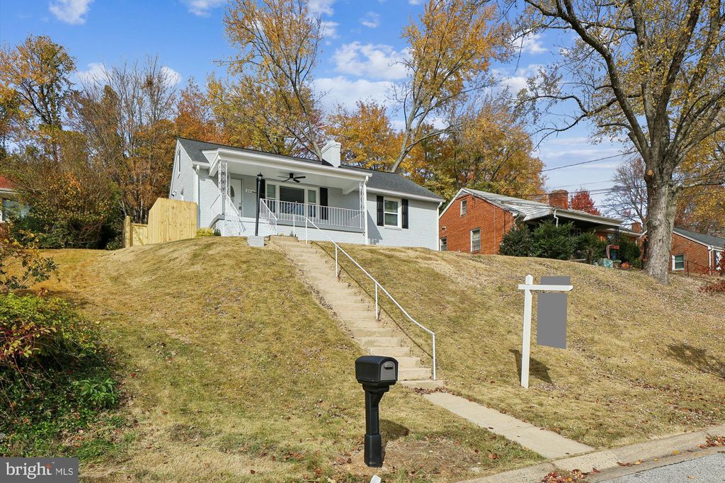 Photo of 2016 Belfast Drive, FORT WASHINGTON, MD 20744 (MLS # MDPG2182486)