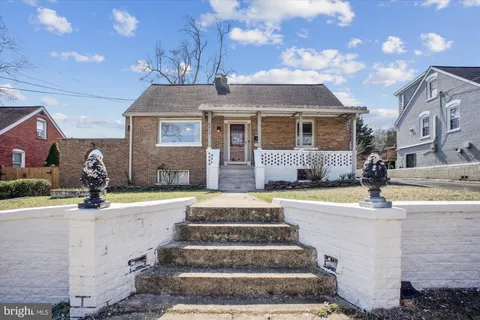 6813 Chestnut Avenue, Falls Church, VA 22042 - #: VAFX2232578