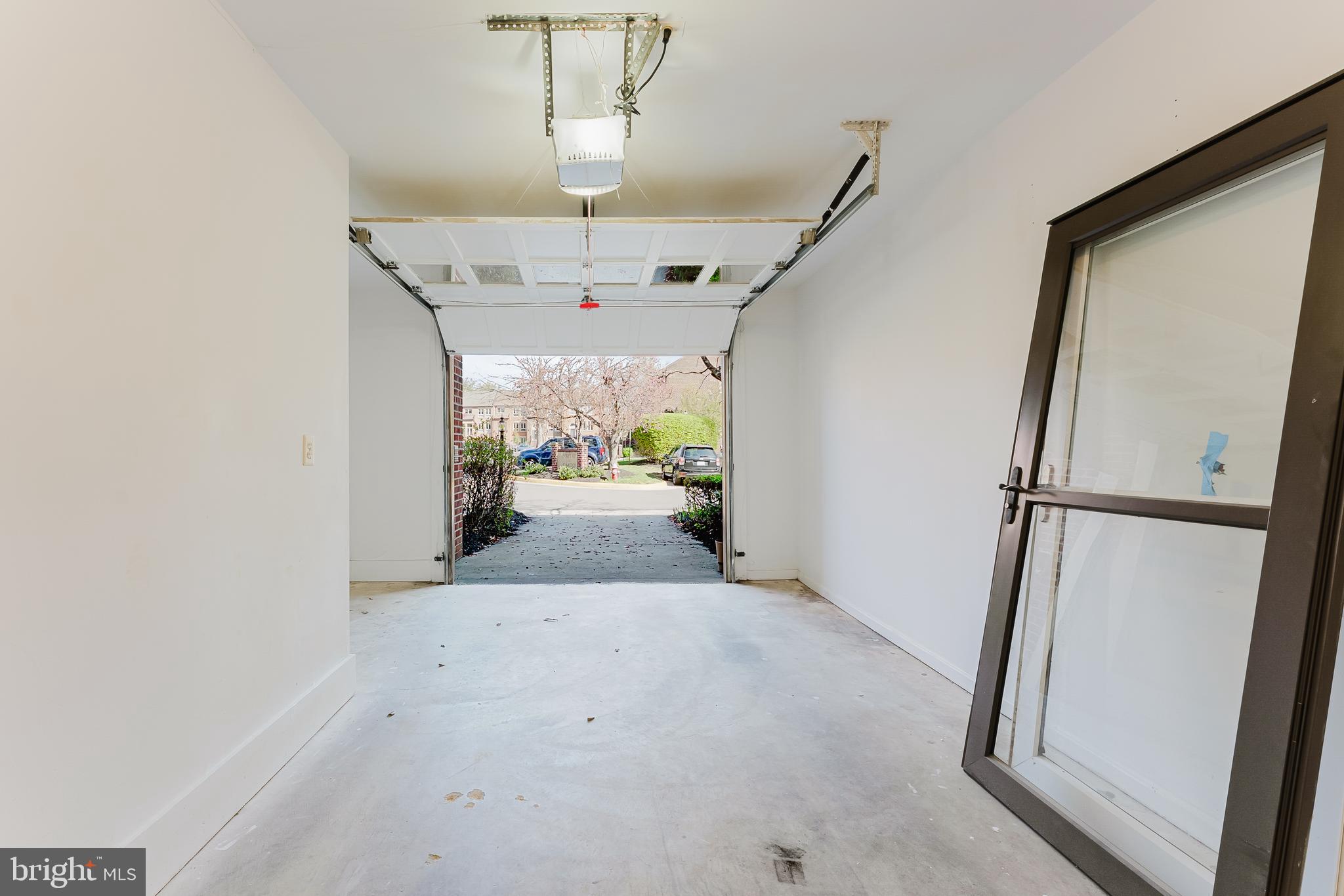 OAKTON  VILLAGE - Residential