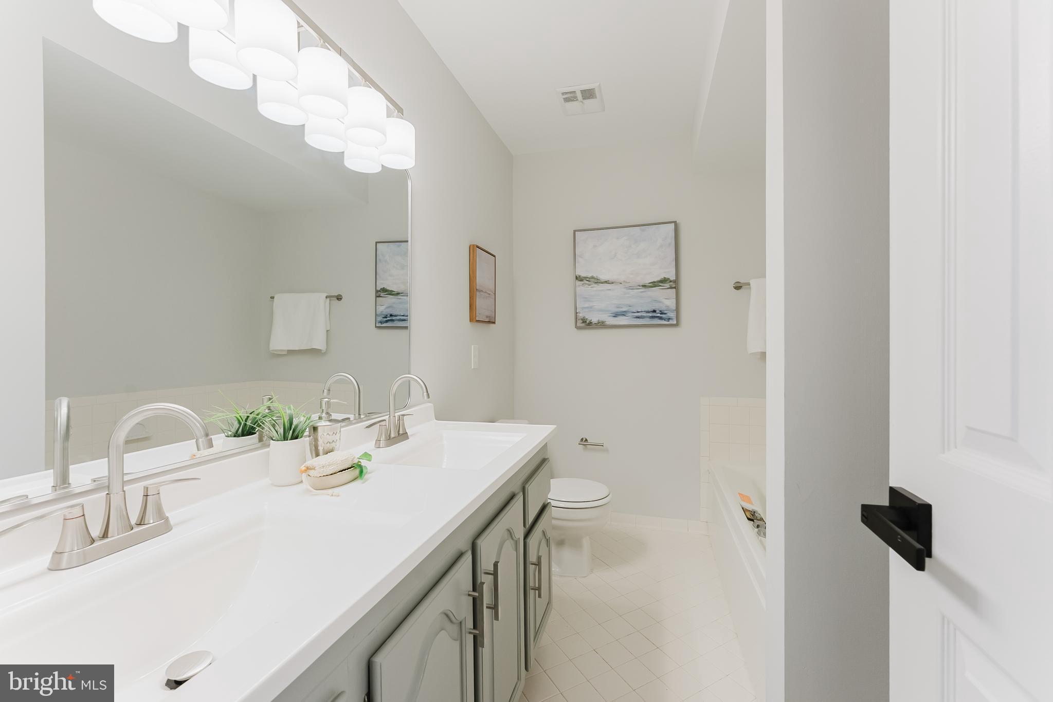 OAKTON  VILLAGE - Residential