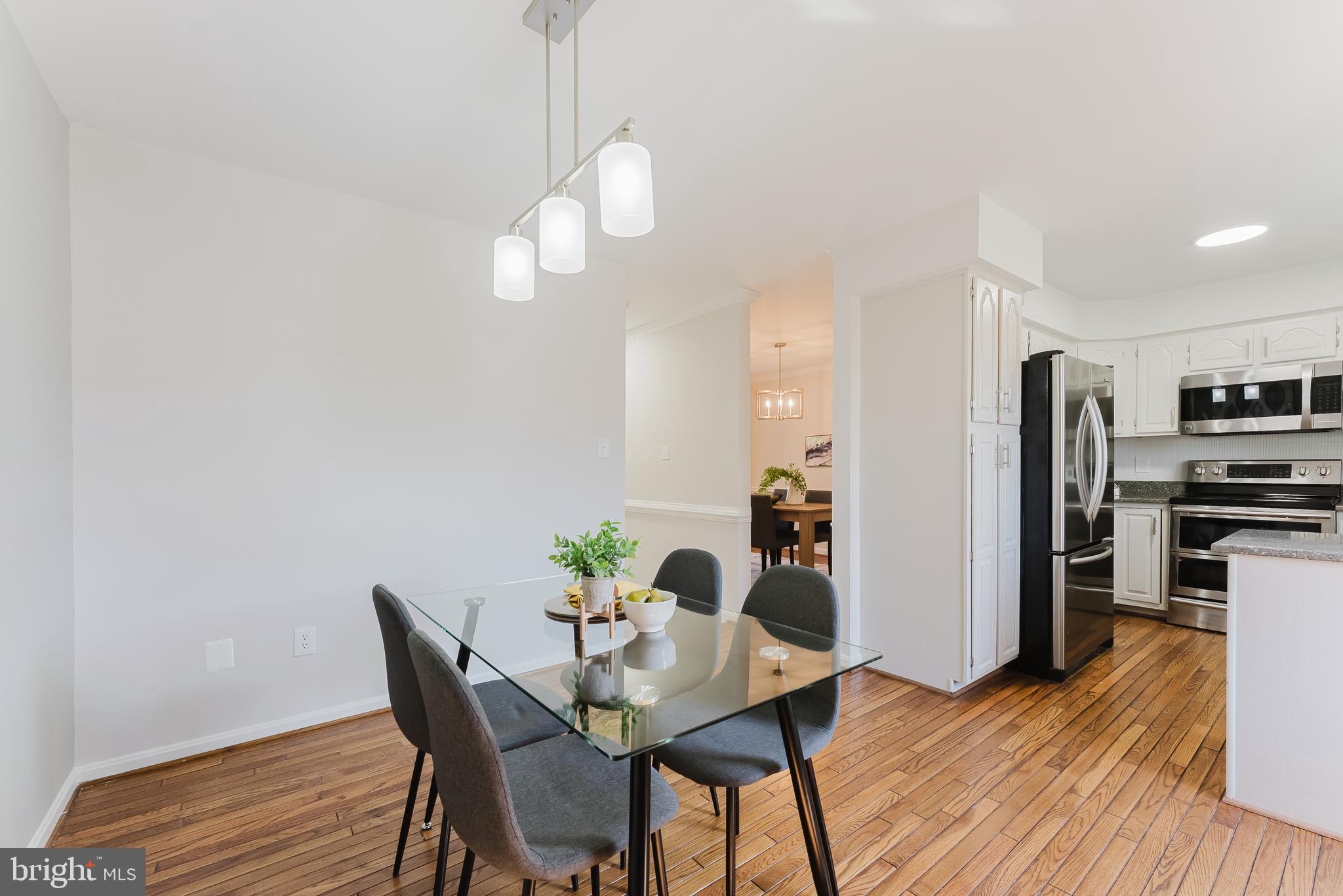 OAKTON  VILLAGE - Residential