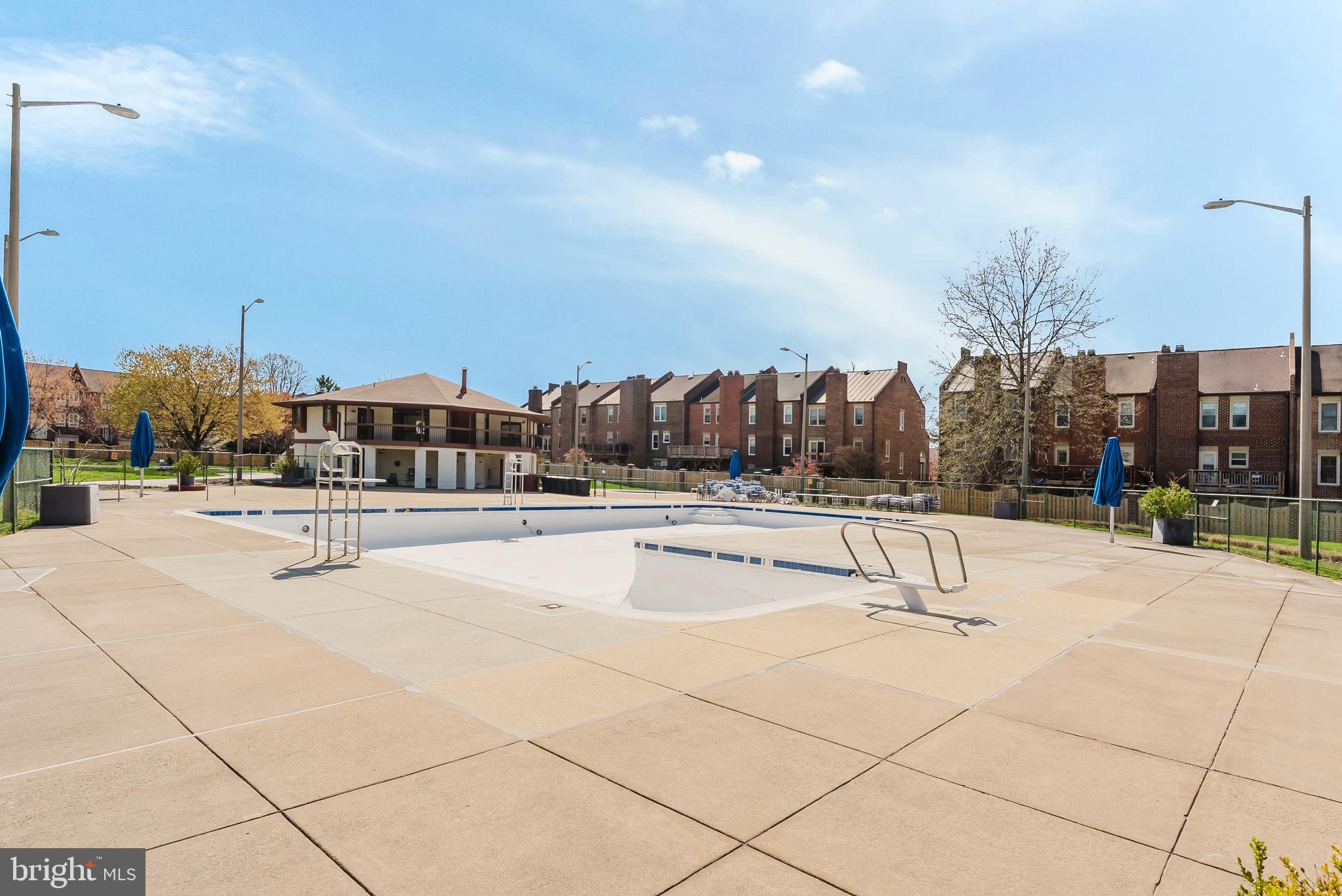 OAKTON  VILLAGE - Residential