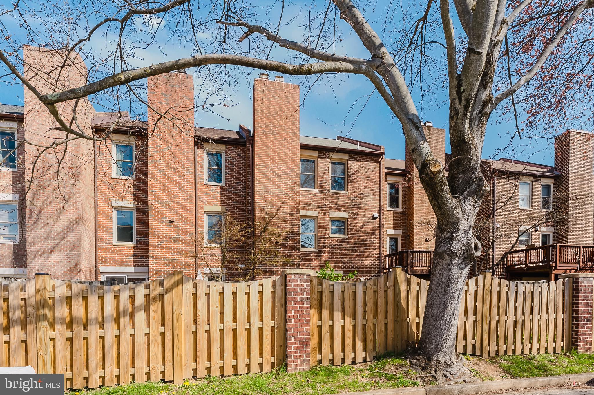 OAKTON  VILLAGE - Residential